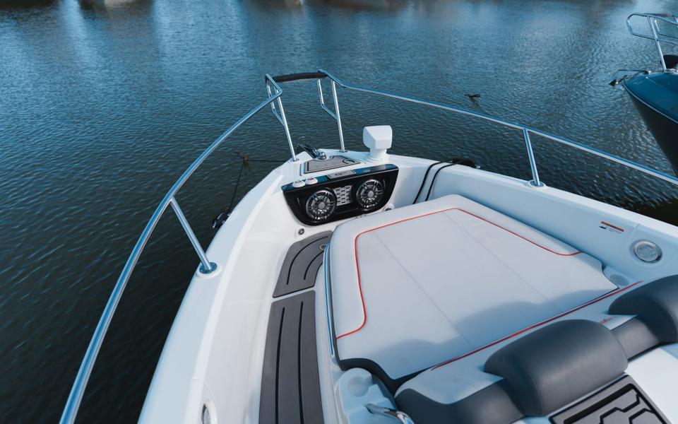 Focker 300 Gran Turismo — Proa com som e solário