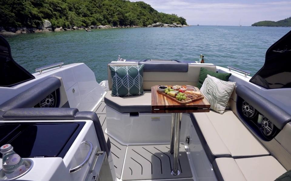 Focker 300 Gran Turismo — Cockpit com mesa e almofadas