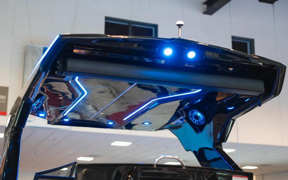 Focker 300 Gran Turismo — T-Top com iluminação LED