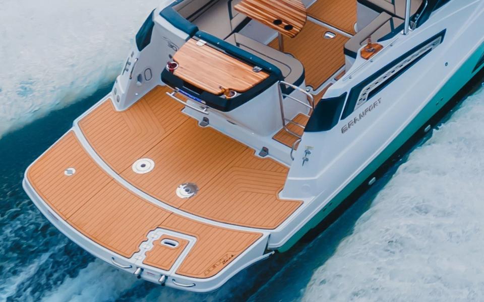 Focker 333 Gran Turismo — Popa com deck em teca