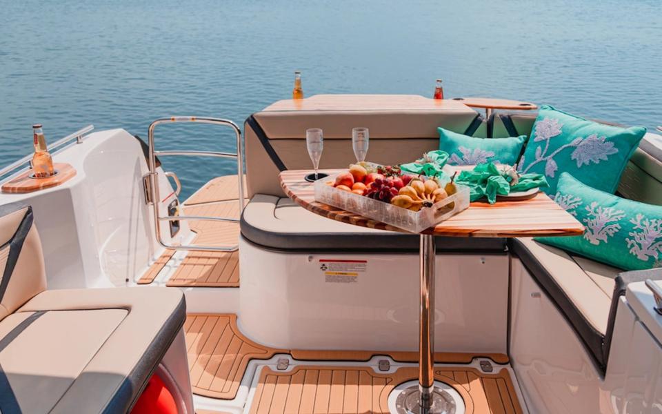 Focker 333 Gran Turismo — Área gourmet com mesa e almofadas