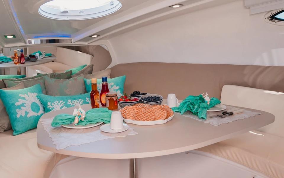 Focker 333 Gran Turismo — Cabine interna com mesa de jantar