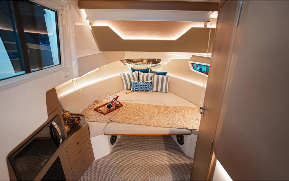 Focker 388 Gran Turismo — Cabine com cama e iluminação