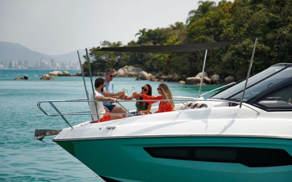 Focker 388 Gran Turismo — Proa com grupo brindando