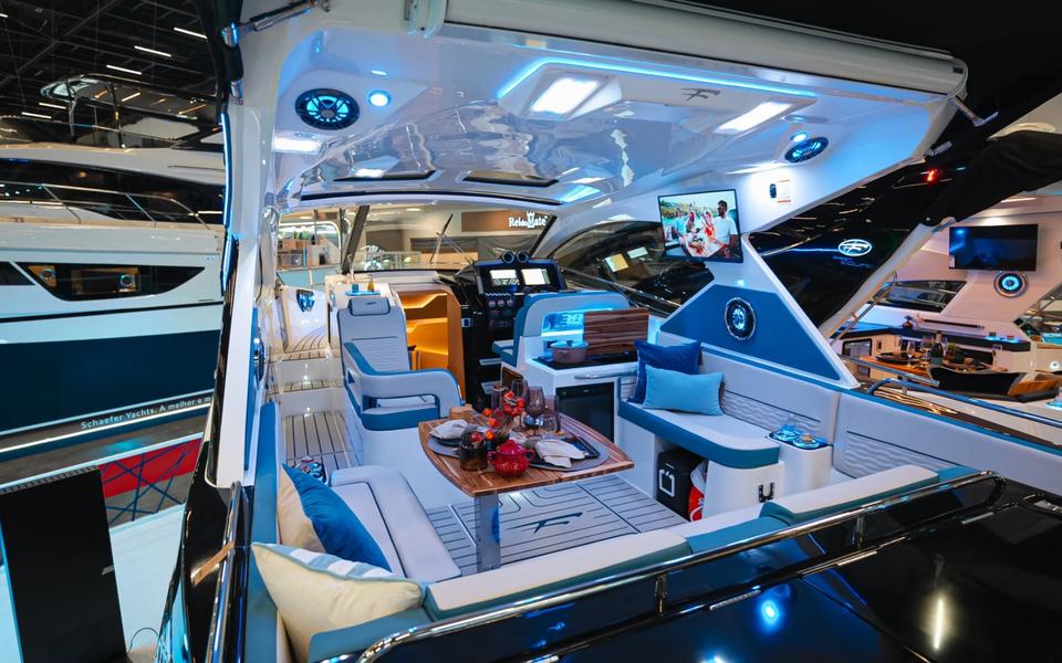 Focker 388 Gran Turismo — Cockpit com painel e entretenimento