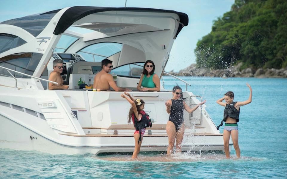 F420 Gran Coupé — Família na popa com crianças na água