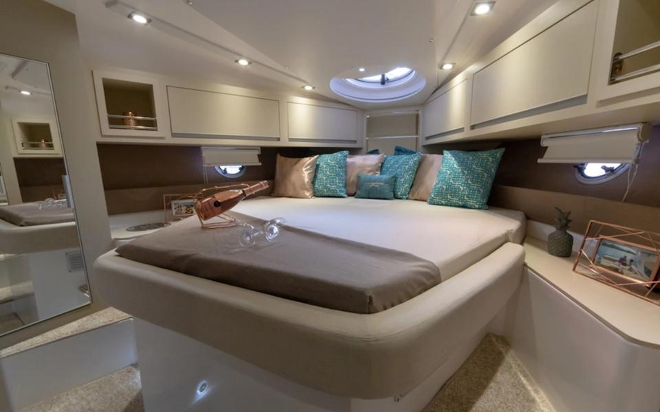 F420 Gran Coupé — Suíte com cama de casal