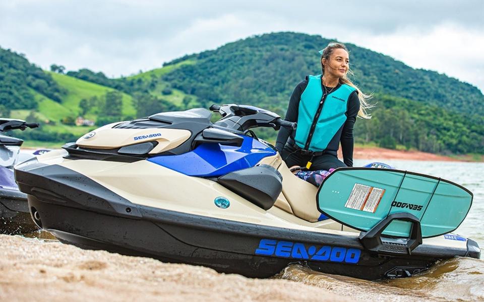 Sea-Doo Wake 170 — Na praia com prancha de wake