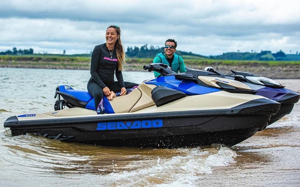 Sea-Doo Wake 170 — Casal pilotando juntos