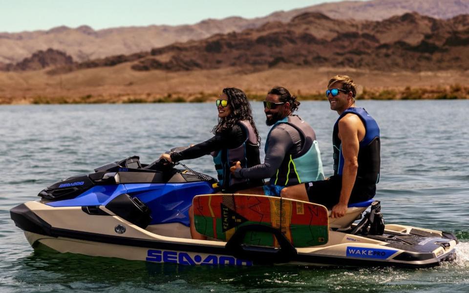 Sea-Doo Wake Pro 230 — Três pessoas com prancha de wake