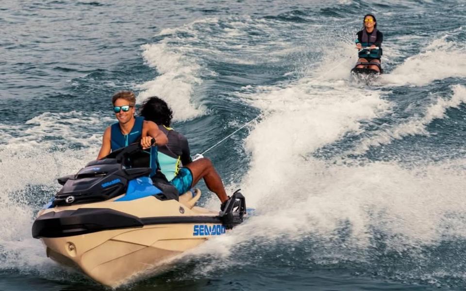 Sea-Doo Wake Pro 230 — Dois riders em alta velocidade