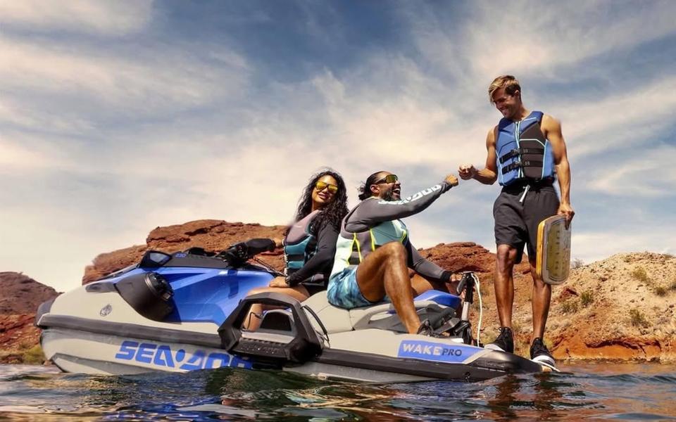 Sea-Doo Wake Pro 230 — Grupo com prancha nas rochas